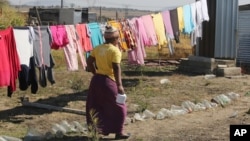 一名南非妇女与五个人共同住在一个棚屋内。（2016年8月12日）