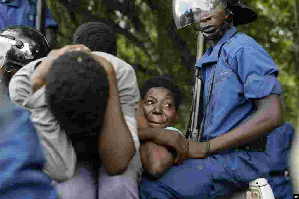 Des manifestants arrêtés et embarqués dans un véhicule de la police à la suite des affrontements avec des policiers anti-émeutes, dans le quartier de Musaga de Bujumbura, au Burundi, lundi 4 mai 2015.