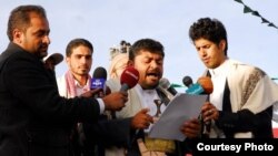محمد علی الحوثی رئیس «کمیته عالی انقلاب حوثی» در حال خواندن یک بیانیه در حضور خبرنگاران در صنعا پایتخت یمن - ۲۳ ژانویه ۲۰۱۵ 