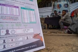 Addis Ababa residents receive instructions from the National Electoral Board of Ethiopia on how to vote on the upcoming elections, in Addis Ababa, June 16, 2021. (VOA/Yan Boechat)