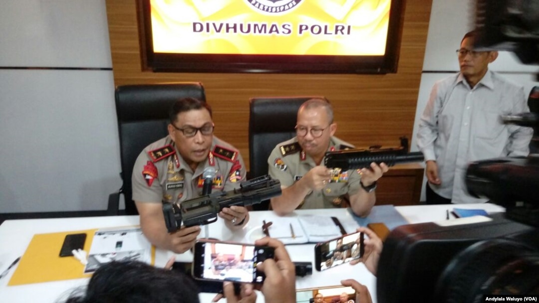 Kepala Korps Brimob Irjen Murad Ismail tengah berbicara & Kadiv Humas Polri Irjen Setyo Wasisto menjelaskan impor ratusan senjata Arsenal Stand Alone Grenade Launcher atau SAGL di Divisi Humas Mabes Polri. 