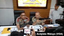 Kepala Korps Brimob Irjen Murad Ismail tengah berbicara & Kadiv Humas Polri Irjen Setyo Wasisto menjelaskan impor ratusan senjata Arsenal Stand Alone Grenade Launcher atau SAGL di Divisi Humas Mabes Polri. 