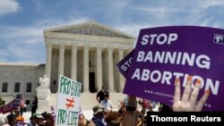 Activistas del derecho al aborto se manifiestan frente a la Corte Suprema de Estados Unidos en Washington D.C. 