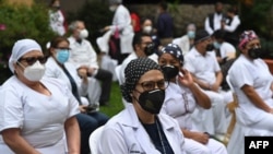 Trabajadores de la salud en Guatemala participan en un homenaje a los colegas que fallecieron por el coronavirus en el Hospital San Juan de Dios de la Ciudad de Guatemala el 9 de octubre de 2020.