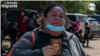 Una inmigrante venezolana muestra su pasaporte de Venezuela al ingresar de manera irregular a Estados Unidos para pedir asilo.