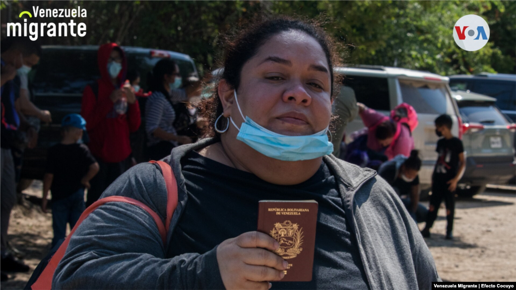 Una inmigrante venezolana muestra su pasaporte de Venezuela al ingresar de manera irregular a los EE. UU. para pedir asilo.