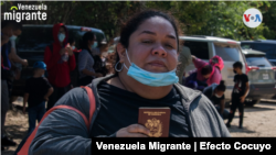 Una inmigrante venezolana muestra su pasaporte de Venezuela al ingresar de manera irregular a Estados Unidos para pedir asilo.