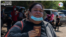 Una inmigrante venezolana muestra su pasaporte de Venezuela al ingresar de manera irregular a Estados Unidos para pedir asilo.
