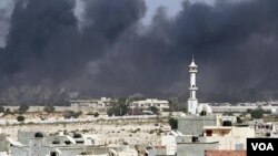 L’OTAN ap Ede Rebèl Libyen yo nan Rechèch pou Mete Men sou Kadhafi ki nan Kache