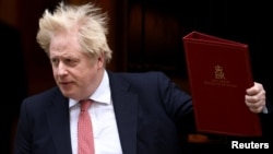 នាយក​រដ្ឋមន្ត្រី​អង់គ្លេស​លោក Boris Johnson នៅពេល​លោក​ចាកចេញ​ពី​ការិយាល័យ​នាយក​រដ្ឋ​មន្ត្រី 10 Downing Street ក្នុង​ទីក្រុង​ឡុងដ៍ ប្រទេស​អង់គ្លេស កាលពី​ថ្ងៃទី២១ ខែកុម្ភៈ ឆ្នាំ២០២២។