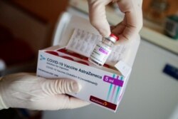 Medicinska sestra prikazuje paket cjepivaAstrazeneca na ljekarskoj kirurgiji u Senftenbergu, Brandenburg, istočna Njemačka, mart 2021.