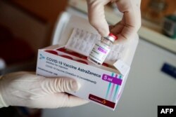 Medicinska sestra prikazuje paket cjepivaAstrazeneca na ljekarskoj kirurgiji u Senftenbergu, Brandenburg, istočna Njemačka, mart 2021.