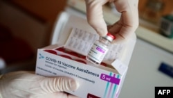 Seorang perawat memperlihatkan satu kotak vaksin COVID-19 buatan AstraZeneca di Senftenberg, Brandenburg, selatan Jerman, 3 Maret 2021. 