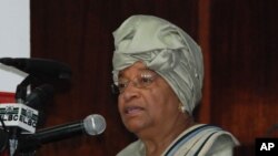 Presiden Liberia Ellen Johnson Sirleaf menyatakan hari Selasa (12/2) sebagai hari berkabung atastragedi kecelakaan pesawat di Cherlesville, 45 kilometer dari ibukota Liberia, Monrovia. Sedikitnya 10 orang berada dalam pesawat tersebut, termasuk panglima militer Jenderal Kelefa Diallo, kepala angkatan bersenjata Guniea dan sejumlah pejabat Guinea lainnya (Foto: dok).