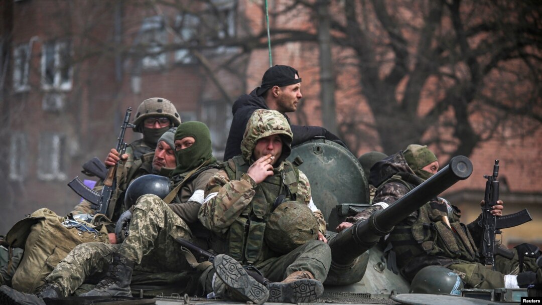 Konvoi pasukan pro-Rusia melakukan patroli di jalanan kota Mariupol, setelah Rusia mengumumkan kemenangan atas kota ini (foto: ilustrasi). 
