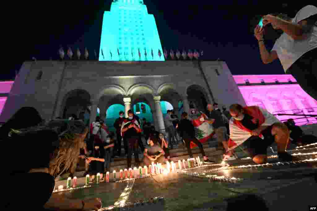 미국 켈리포니아 주민들이 레바논 베이루트에서 발생한 대형 폭발 사고 사망자들을 추모하기 위해 촛불집회를 열었다.