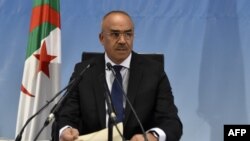 Le ministre algérien de l'Intérieur, Noureddine Bedoui, annonce les résultats des élections locales dans la capitale, Alger, le 24 novembre 2017. 