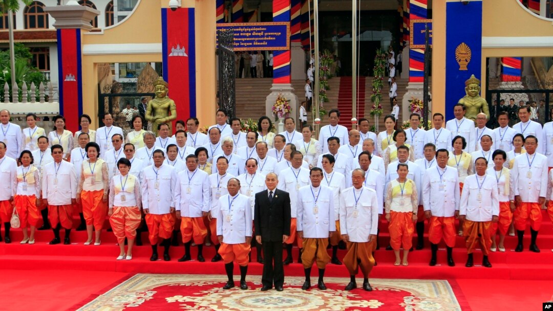 រូប​ឯកសារ៖ តំណាងរាស្ត្រ​កម្ពុជា​ថត​រូប​ជាមួយ​ព្រះ​មហាក្សត្រ​នៅ​មុខ​រដ្ឋសភា​ជាតិ​កាល​ពី​ឆ្នាំ​២០១៣។