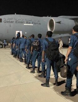 Una foto de la Fuerza Aérea de Qatar muestra a un equipo militar de búsqueda y rescate del emirato abordando un avión el miércoles 5 de agosto para viajar de Doha a Líbano para asistir tras la devastadora explosión en el Puerto de Beirut.