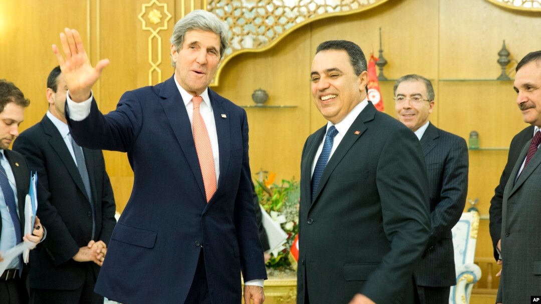 Menteri Luar Negeri AS John Kerry bertemu Perdana Menteri Tunisia Merdi Joma'a di Istana Dar Diafa, Selasa (18/2), di Tunis. (AP/Evan Vucci)