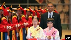 US President Barack Obama arrives at a reception for the G20 Summit in Seoul, South Korea, Thursday, Nov. 11, 2010.
