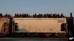 ARCHIVO - Migrantes centroamericanos viajan en un tren de carga durante su viaje hacia la frontera entre Estados Unidos y México, en Ixtepec, estado de Oaxaca, México, el 23 de abril de 2019.