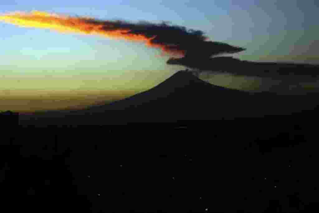 El volcán Popocatépetl, visto desde la ciudad de Puebla, México, envía una columna de humo y vapor de agua, 28 de enero 2008. El volcán, ubicado a unos 65 kilómetros al sureste de la capital mexicana, ha estado intermitente en erupción desde diciembre de