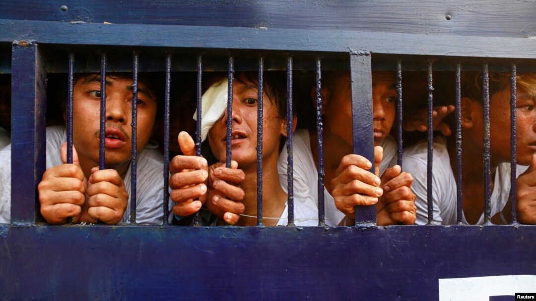 Para aktivis mahasiswa yang ditahan dibawa dengan kendaraan menuju pengadilan Letpadan, Rabu (25/3).