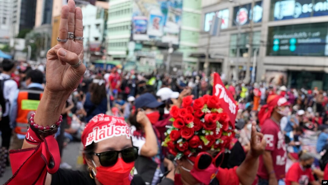 Para pengunjuk rasa anti-pemerintah menunjukkan salam tiga jari sebagai simbol perlawanan dalam pawai di Bangkok, Thailand, Kamis, 2 September 2021. (Foto: Sakchai Lalit/AP)