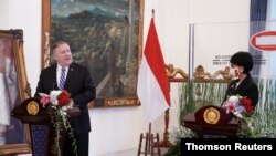 مایک پمپئو در جریان کنفرانس خبری با وزیر خارجه اندونزی در جاکارتا
