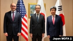 미국 국무부 동아시아·태평양 담당 데이비드 와이레즐 부차관보(사진 왼쪽)가 11일 일본 도쿄에서 오쓰카 겐고 일본 외무성 아시아·대양주국 심의관(사진 가운데), 김상일 한국 외교부 북핵정책과장과 함께 미·일·한 대북 협의에 참석했다.