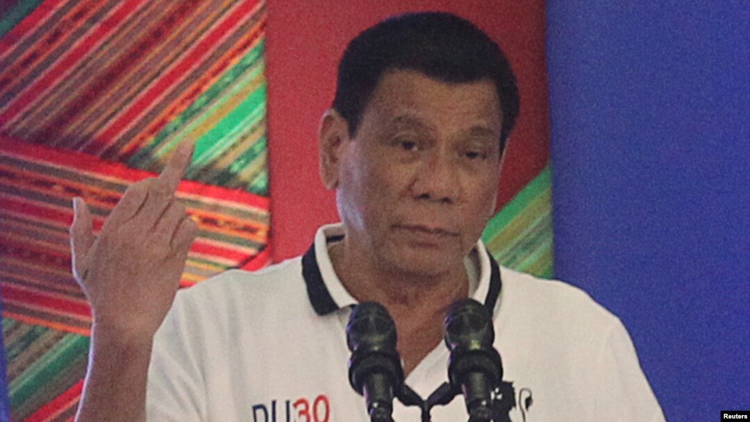 Presiden Filipina Rodrigo Duterte mengacungkan jari tengah saat berbicara di depan para pejabat pemerintah di kota Davao, Filipina selatan (20/9). (Reuters/Lean Daval Jr)