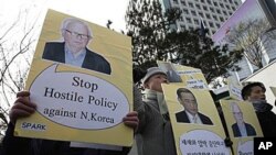 South Korean protesters with portraits of U.S. special envoy on North Korea, Stephen Bosworth shout slogans during a rally against the U.S. and South Korean policies on North Korea in Seoul, 5 Jan 2011