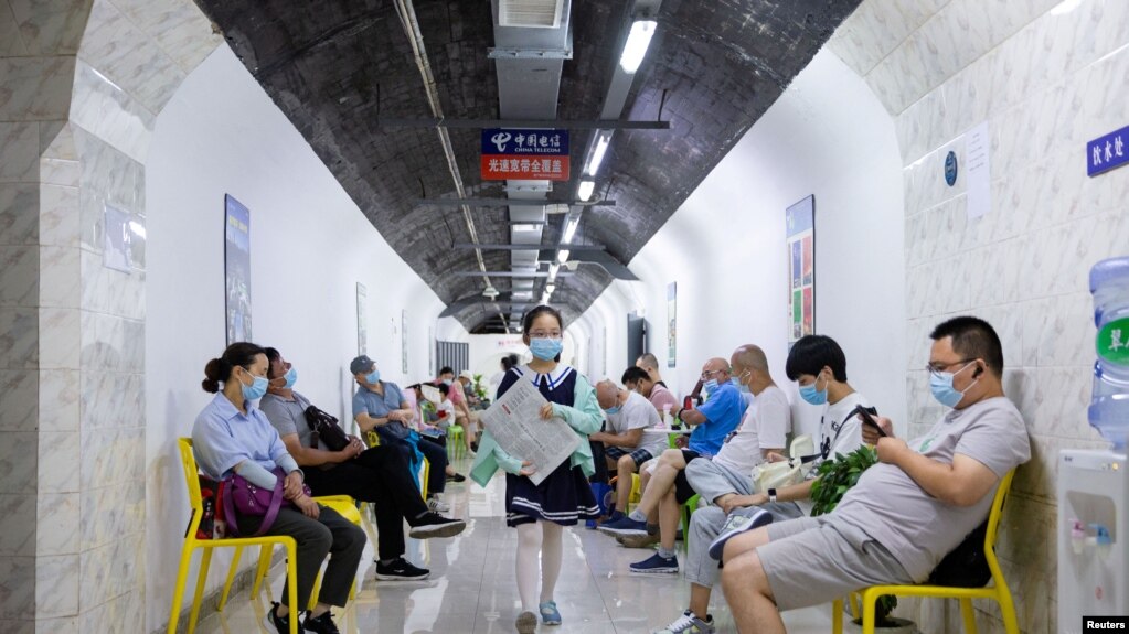 南京居民在纳凉点避暑。(photo:VOA)