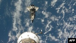 Космический "Эндевор"вскоре после расстыковки с МКС 28 июля 2009 года