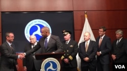 Menhub AS Anthony Foxx memperkenalkan anggota gugus tugas, Brian Wynne, yang juga adalah ketua Asosiasi Sistem Kendaraan Nirawak Internasional. Washington, DC. (Foto: VOA/C. Presutti)