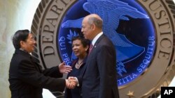 Jaksa Agung Loretta Lynch (tengah) dan Menteri Keamanan Dalam Negeri Jeh Johnson (kanan), menyambut Dewan Negara China Guo Shengkun di Departemen Kehakiman AS di Washington DC (1/12).