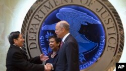 궈성쿤(왼쪽) 중국 공안부장이 지난해 12월 미국을 방문 당시 로레타 린치(가운데) 미국 법무부 장관, 제이 존슨 국토안보부 장관과 악수하고 있다. (자료사진)