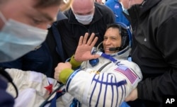 فرانک روبیو رکوردار طولانی‌ترین پرواز فضایی ناسا پس از بازگشت به زمین توسط متخصصان حمل می‌شود - ۵ مهر ۱۴۰۲