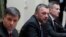Chapdan - Ukraina Ichki ishlar vaziri Arsen Avakov, muvaqqat bosh prokuror Olex Maxnitskiy, Xavfsizlik xizmati rahbari Valentin Nalivaychenko Kiyevda matbuot anjumanida. 3-aprel, 2014-yil.