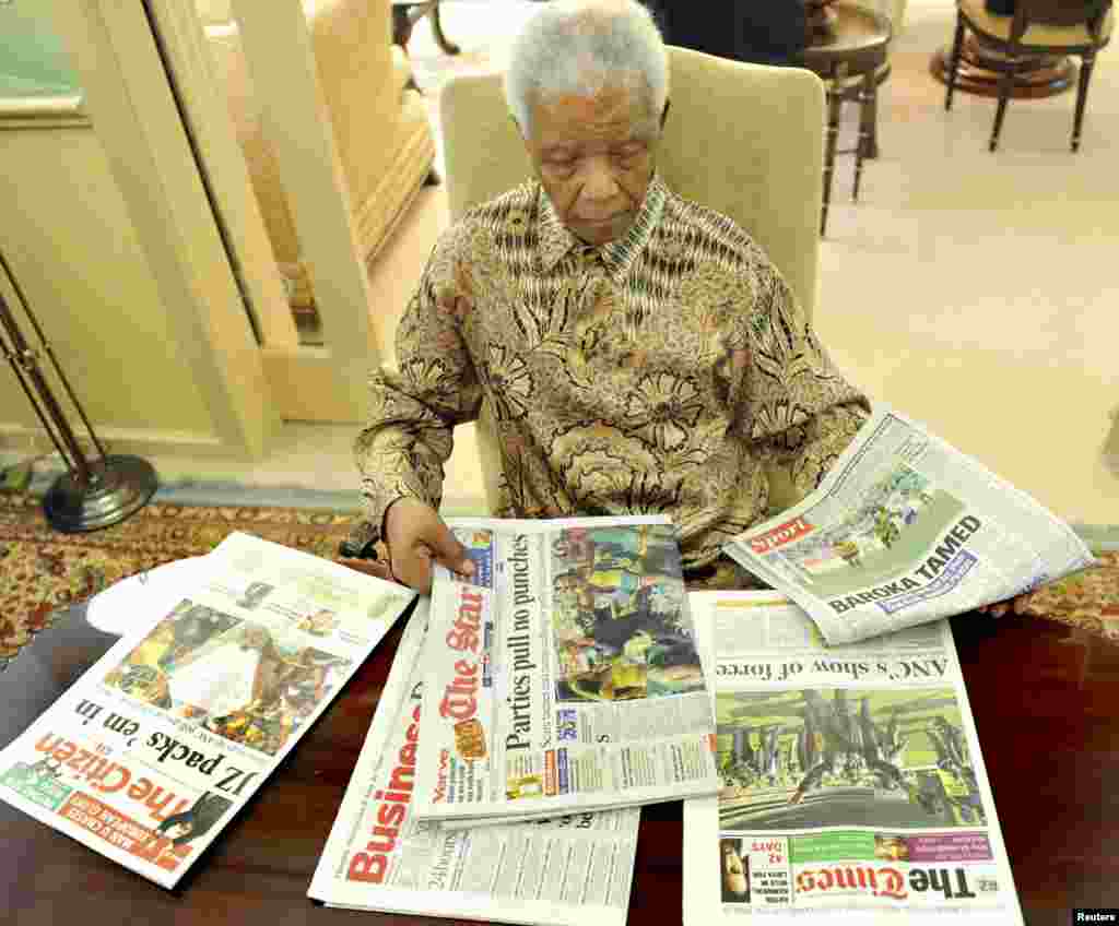 L&#39;ancien président sud-africain Nelson Mandela lit les journaux à son domicile à Houghton, le 16 mai 2011. 