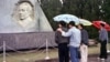 资料照：在胡耀邦逝世10周年前夕，人们聚集在中国江西省共青城的胡耀邦墓前（1999年4月14日）