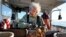 Virginia Oliver (101 tahun), mengukur dan mengikat lobster di kapal putranya Max Oliver, 31 Agustus 2021, di lepas pantai Rockland, Maine. (AP Photo/Robert F. Bukaty)