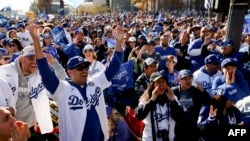 Fanáticos celebran el triunfo de los Dodgers de Los Ángeles durante su desfile en la ciudad californiana, el 1 de noviembre de 2024.