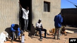 Des migrants africains dans la ville de Bani Walid, à la lisière du désert, à 170 km au sud-est de la capitale libyenne, Tripoli, le 12 décembre 2017.