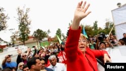 Kandidat presiden Chili, yang juga mantan presiden, Michelle Bachelet pada kampanye di Santiago (18/11). 