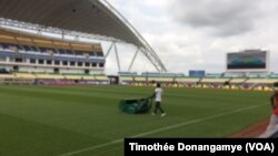 Dernier passage de tondeuse avant le coup d'envoi de la CAN 2017 au stade de l’Amitié à Libreville, Gabon, 14 janvier 2017. (VOA/Timothée Donangamye).