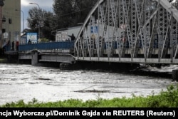 Jembatan yang menghubungkan Bohumin, Ceko, dan Polandia terlihat dari Chalupki, Polandia, saat permukaan Sungai Oder naik menjelang banjir, 15 September 2024. (Foto: Agencja Wyborcza.pl/Dominik Gajda via REUTERS)