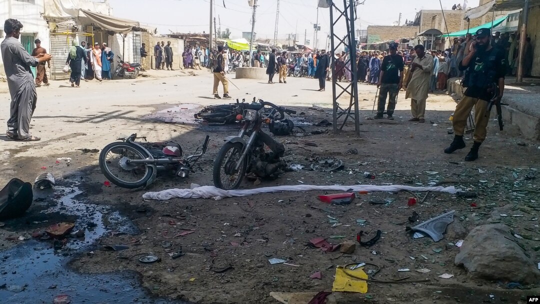 Polisi berjaga di lokasi ledakan bom di kota perbatasan Chaman, Pakistan, 10 Agustus 2020. (Foto: Asghar ACHAKZAI / AFP).