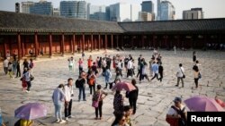 中国游客在游览韩国首尔市中心的景福宫。（2016年10月5日）
